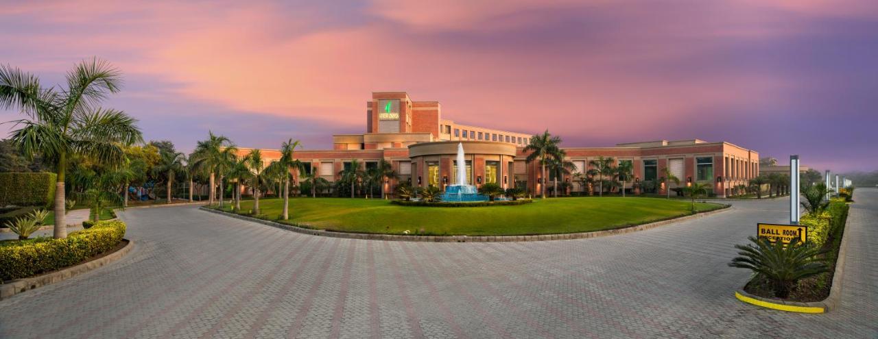 Aveda Hotel - Ludhiana Zewnętrze zdjęcie